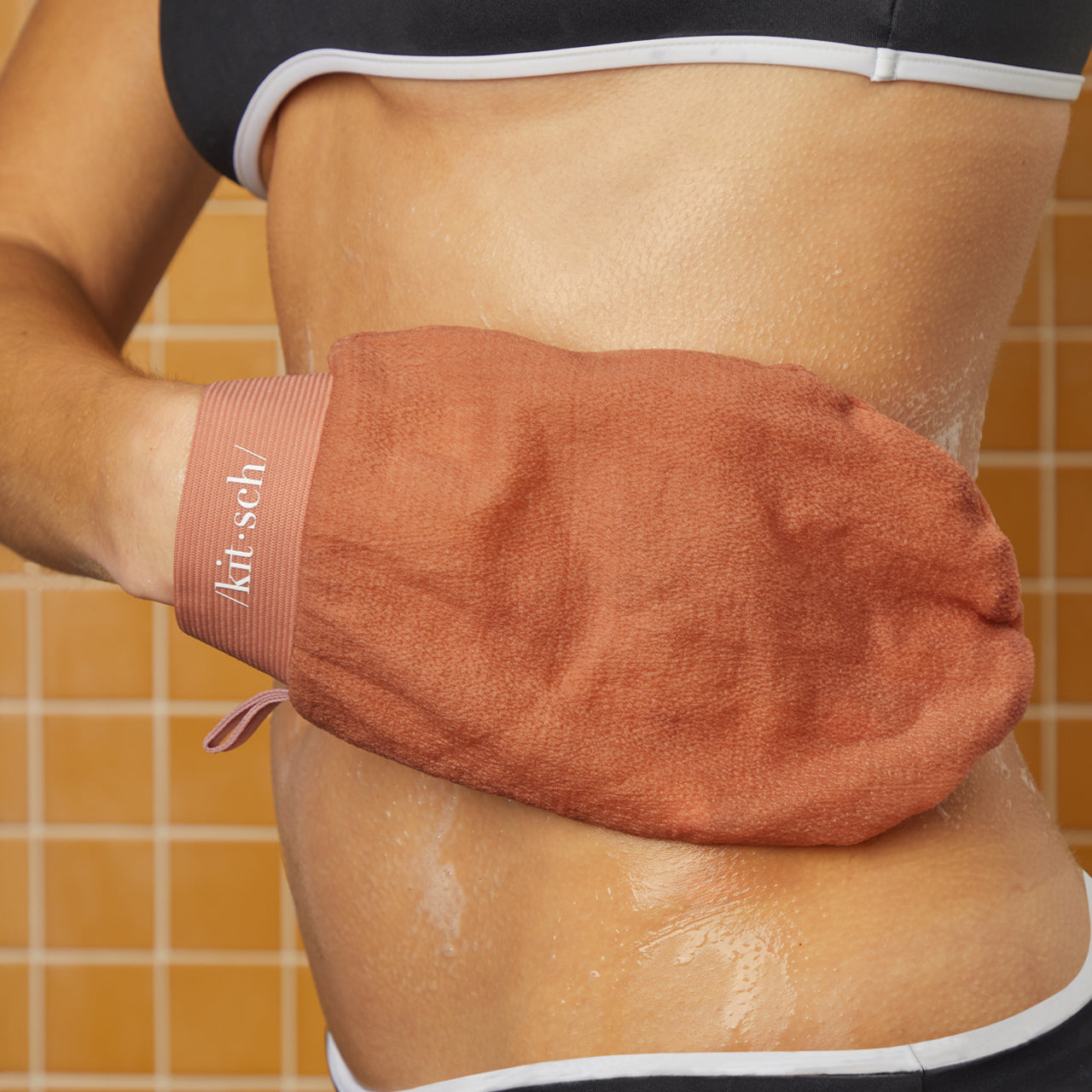 66574-ExfoliatingGloves-2pc-Model-Cleanse-Black_Terracotta-3-1280x1280px-1.jpg