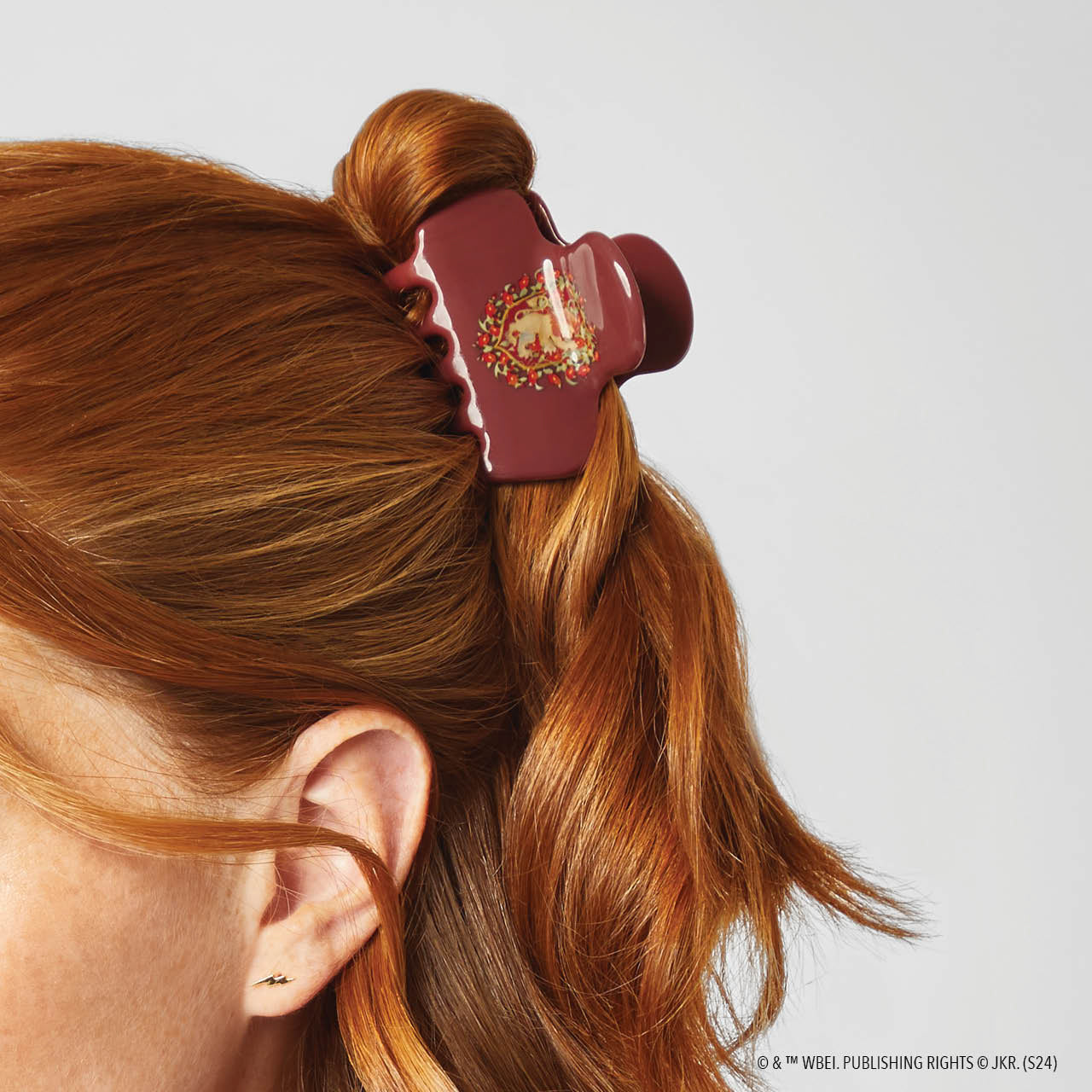 66697-HarryPotterxKitsch-RecycledPlasticClawClip-1pc-Gryffindor-Model-2-1280x1280px.jpg